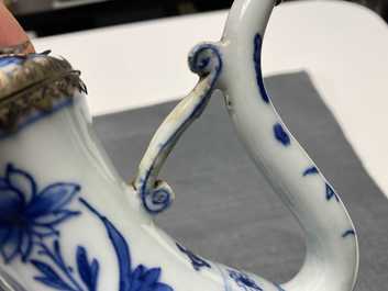 Une verseuse couverte en porcelaine de Chine en bleu et blanc &agrave; monture en argent, &eacute;poque Transition